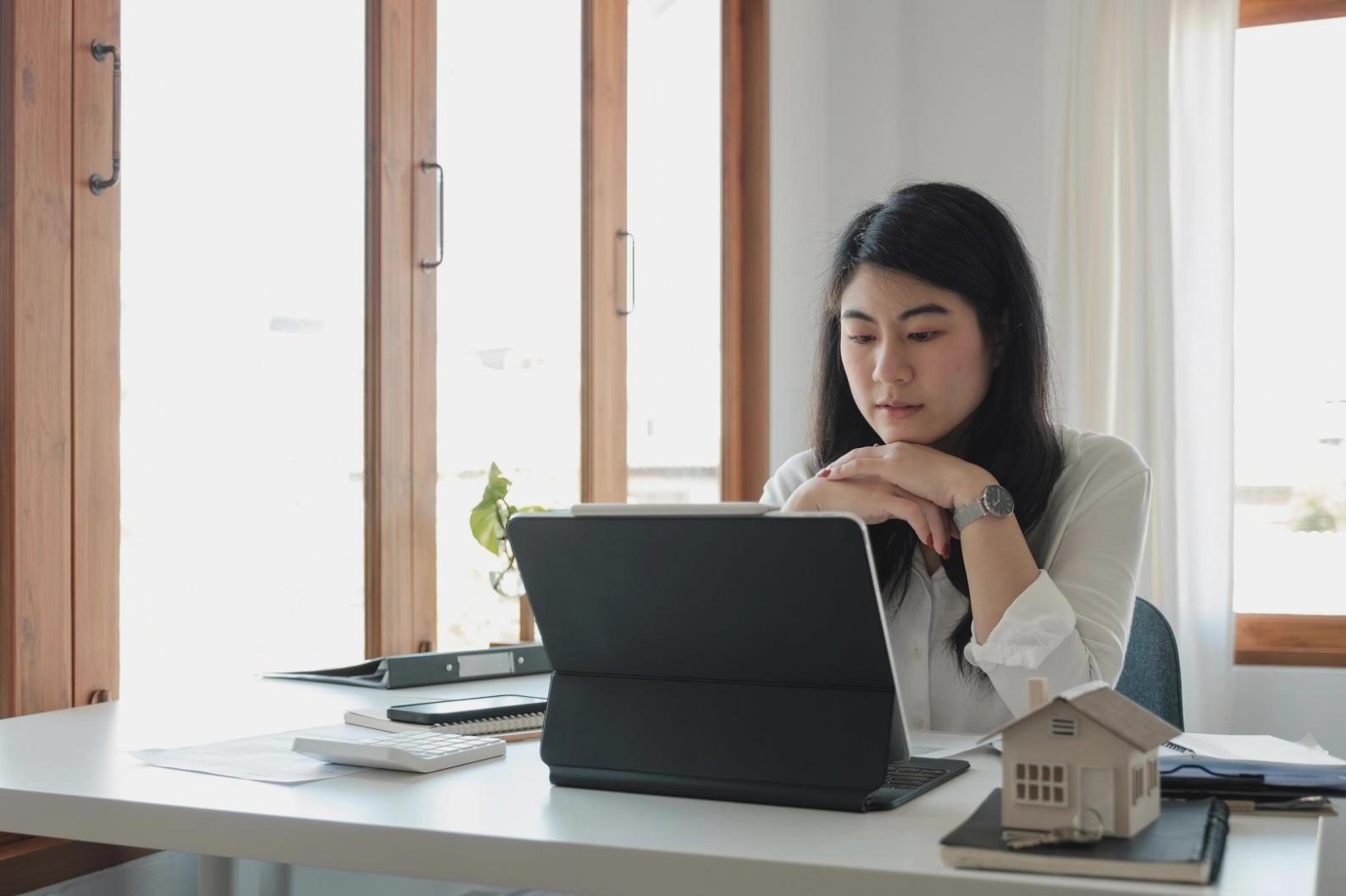 Sesión práctica de formación con participantes trabajando en casos reales